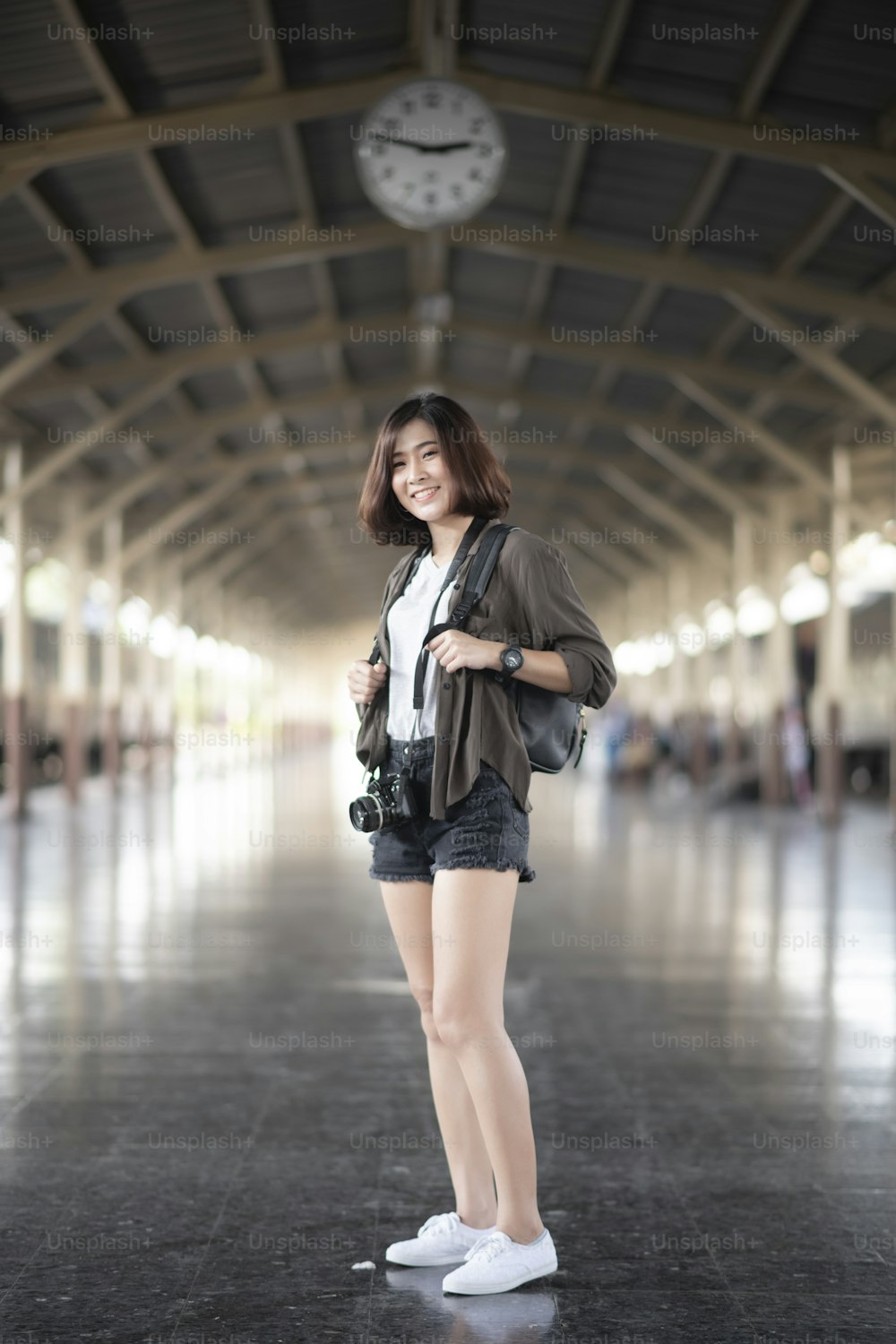 若いアジアの旅行女性は、タイのバンコクで美しい場所を楽しんでいます