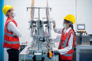 Engenheiro de controle de qualidade (QC) monitorando e verificando o sistema da máquina na fábrica de fabricação