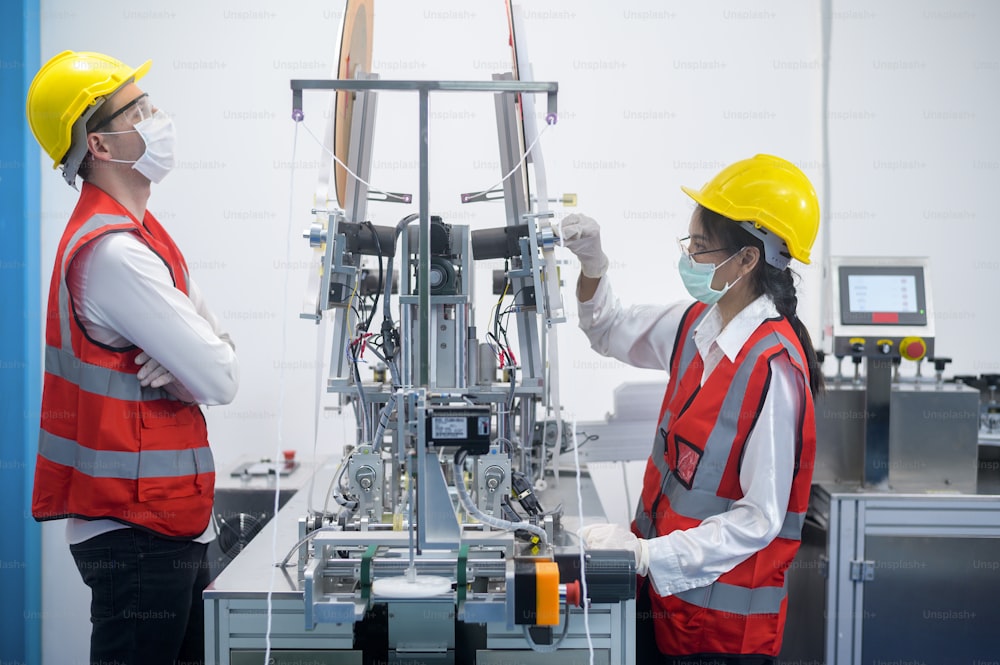 Ingénieur de contrôle de la qualité (QC) surveillance et vérification du système de machine dans l’usine de fabrication