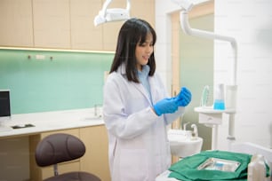 Um retrato de uma dentista mulher que trabalha em clínica odontológica, check-up de dentes e conceito de dentes saudáveis