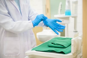 Zahnärztin mit medizinischen Handschuhen Bereiten Sie sich auf die Arbeit in einer Zahnklinik, zahnärztlichen Konzepten und im Gesundheitswesen vor.