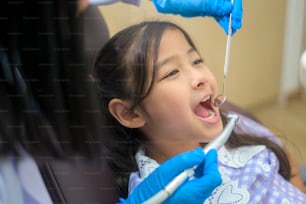 치과 진료소에서 치과 의사가 치아를 검사하고 치아 검진을 받고 건강한 치아 개념을 가진 귀여운 소녀