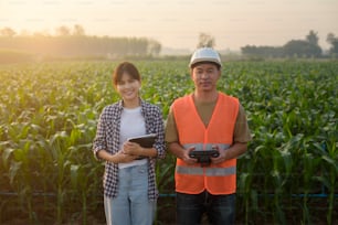 Um engenheiro do sexo masculino fornecer uma consulta e instruir o agricultor inteligente com drone pulverizando fertilizantes e pesticidas sobre terras agrícolas, inovações de alta tecnologia e agricultura inteligente