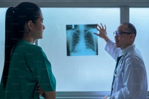 의사는 분석 엑스레이 필름, 환자에게 보여주는, 건강 관리 개념입니다