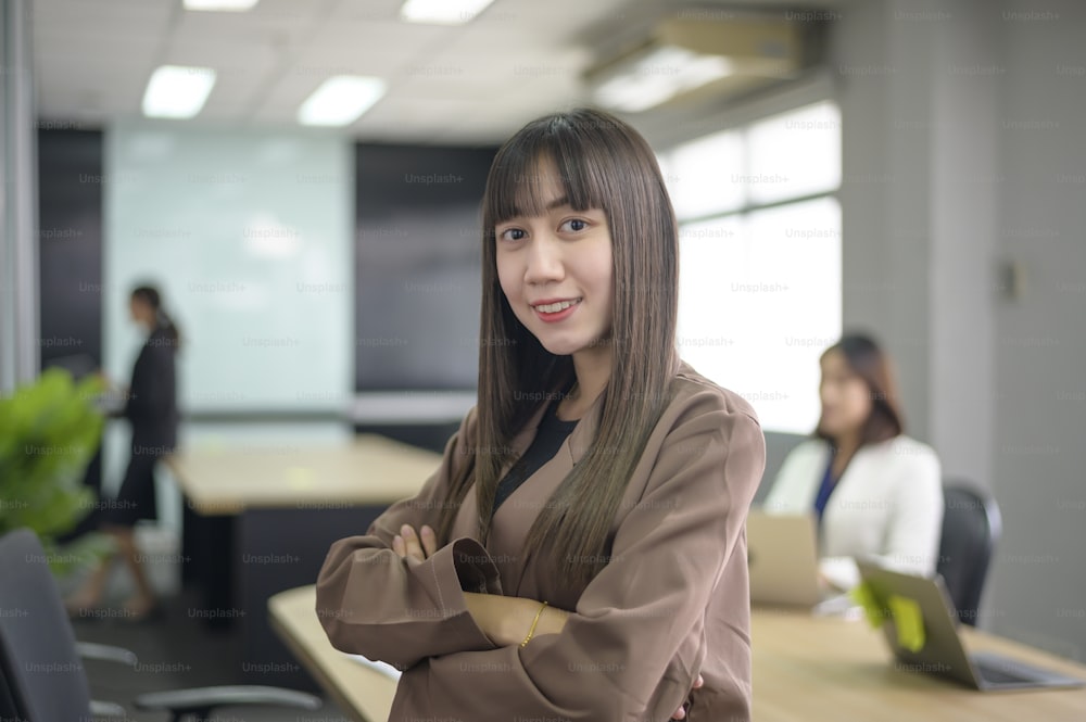Portrait d’une femme d’affaires asiatique souriant au bureau