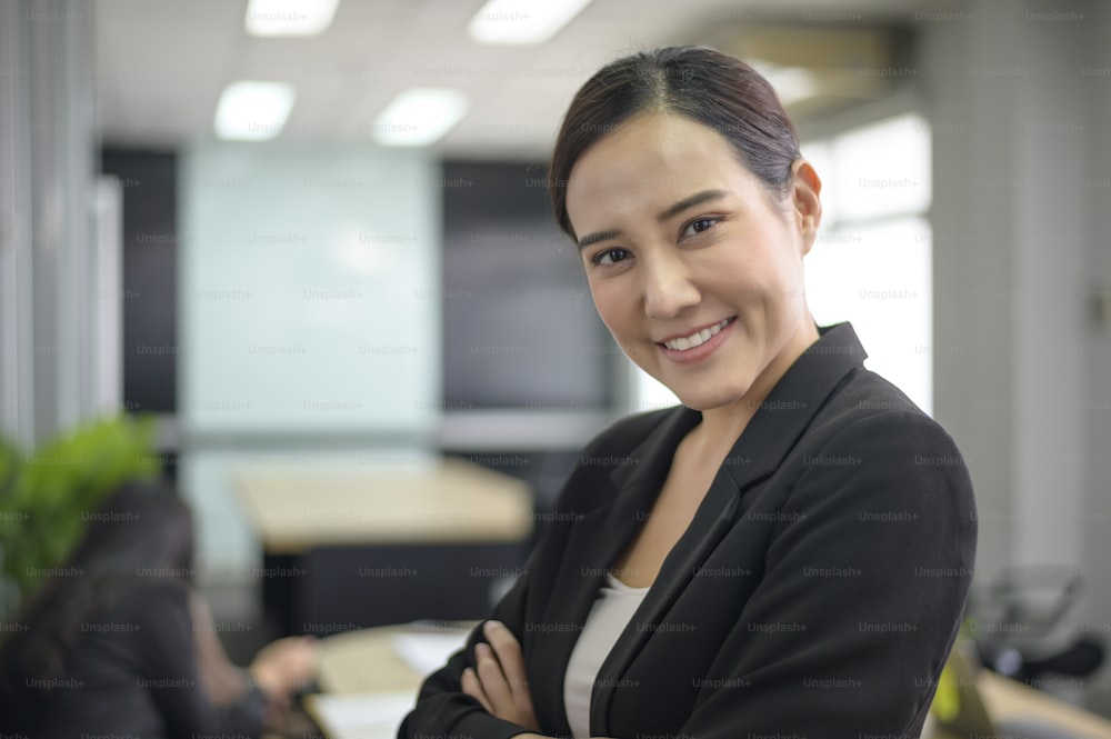 Portrait d’une femme d’affaires asiatique souriant au bureau