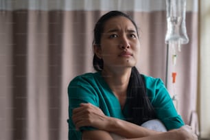 Uma paciente asiática desanimada. Após a declaração do médico de que o câncer estava se aproximando do fim de seu curso.