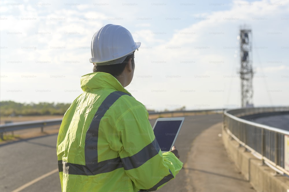 un ingeniero lleva un casco protector en la cabeza, utilizando datos de ingeniería de Tablet Analytics.