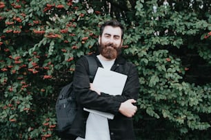 Un hombre con barba sosteniendo un pedazo de papel blanco