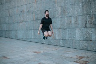 Un hombre con barba está saltando en el aire