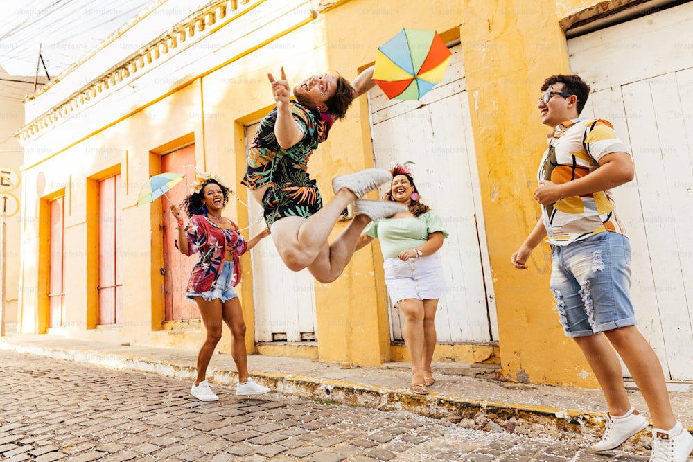 Carnevale brasiliano. Gruppo di amici che ballano Frevo durante il blocco di carnevale di strada