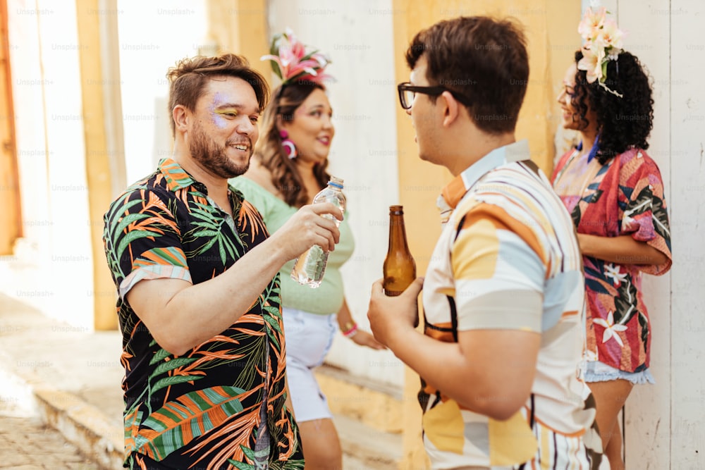 Carnevale brasiliano. Gruppo di amici che celebrano la festa di carnevale