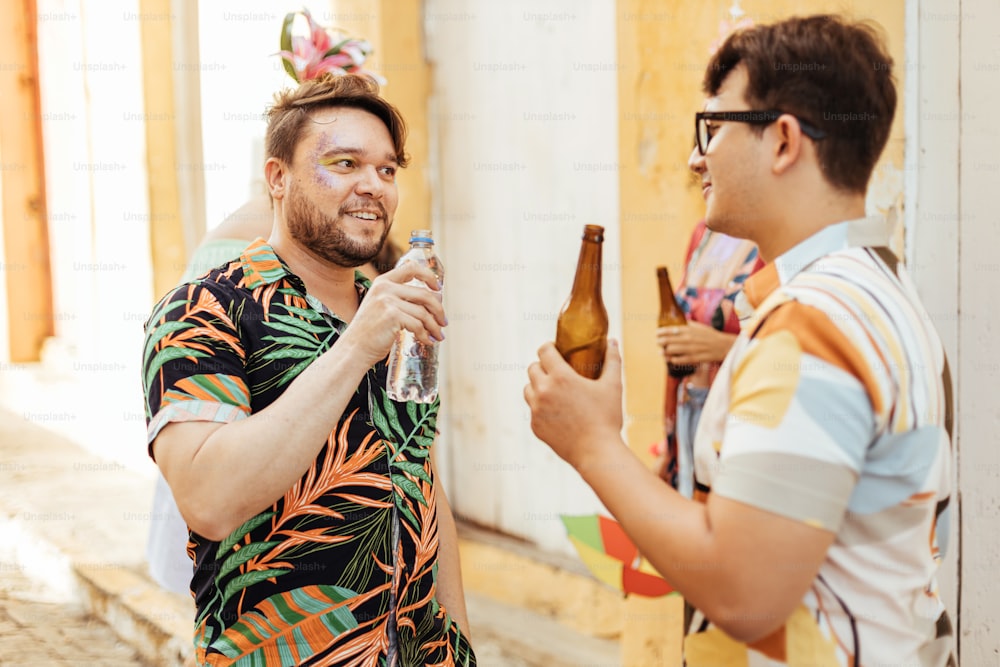 Carnaval brasileiro. Grupo de amigos comemorando festa de carnaval