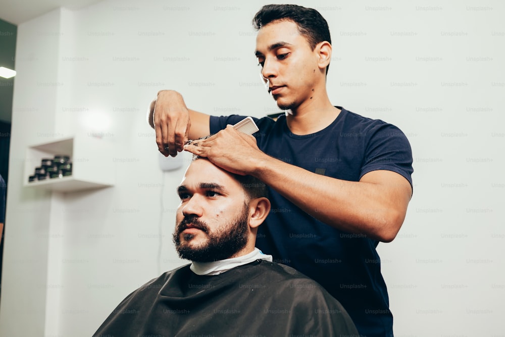 Klient bei Bart- und Haarpflege im Friseursalon