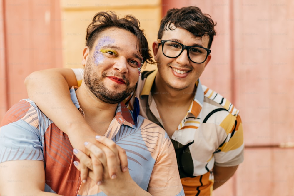 Carnaval brasileiro. Casal gay feliz se divertindo durante o bloco de carnaval
