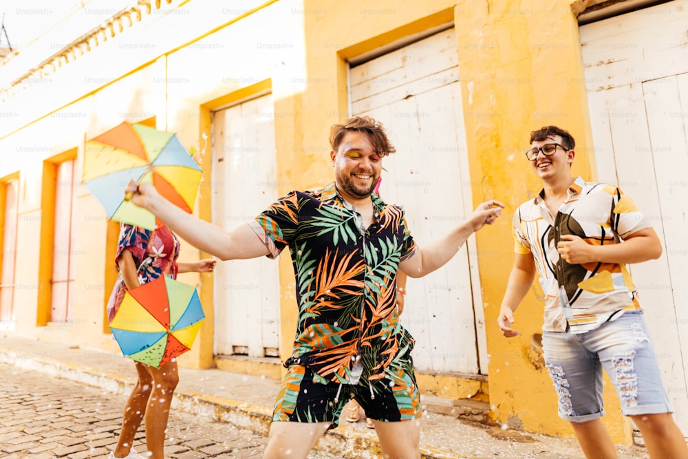 Brasilianischer Karneval. Gruppe von Freunden tanzt Frevo während des Straßenkarnevalsblocks