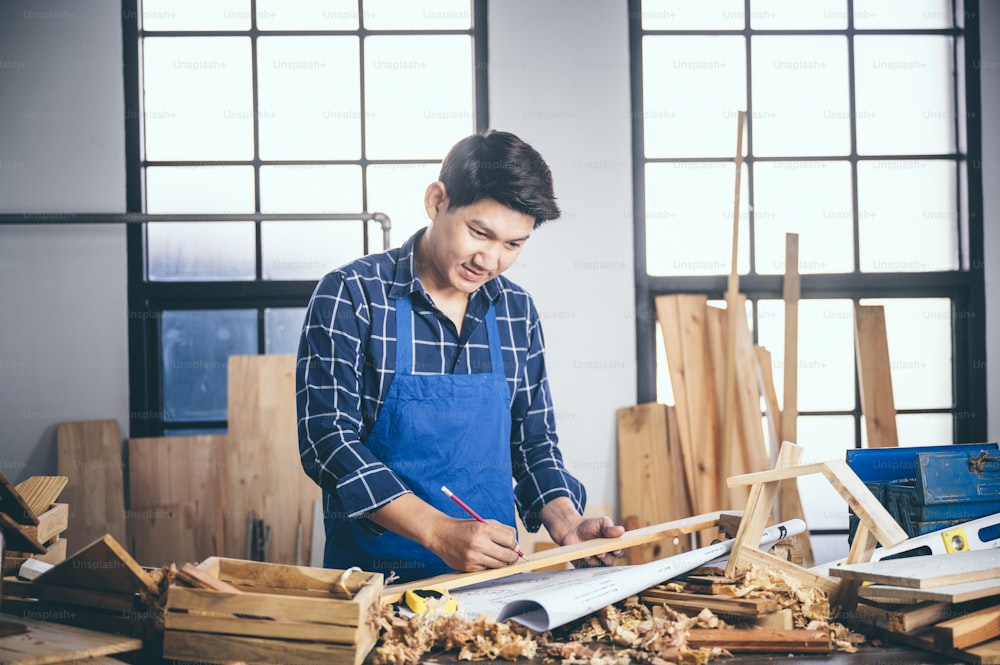 木工ワークショップの背景画像:さまざまなツールと木材切断スタンドを備えた大工の作業テーブル、ビンテージフィルター画像
