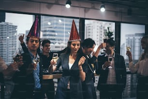 Concepto de éxito de la celebración de la fiesta de la gente de negocios