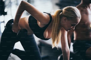 Concepto de estilo de vida de fitness, mujeres sexys que hacen ejercicio en el gimnasio deportivo