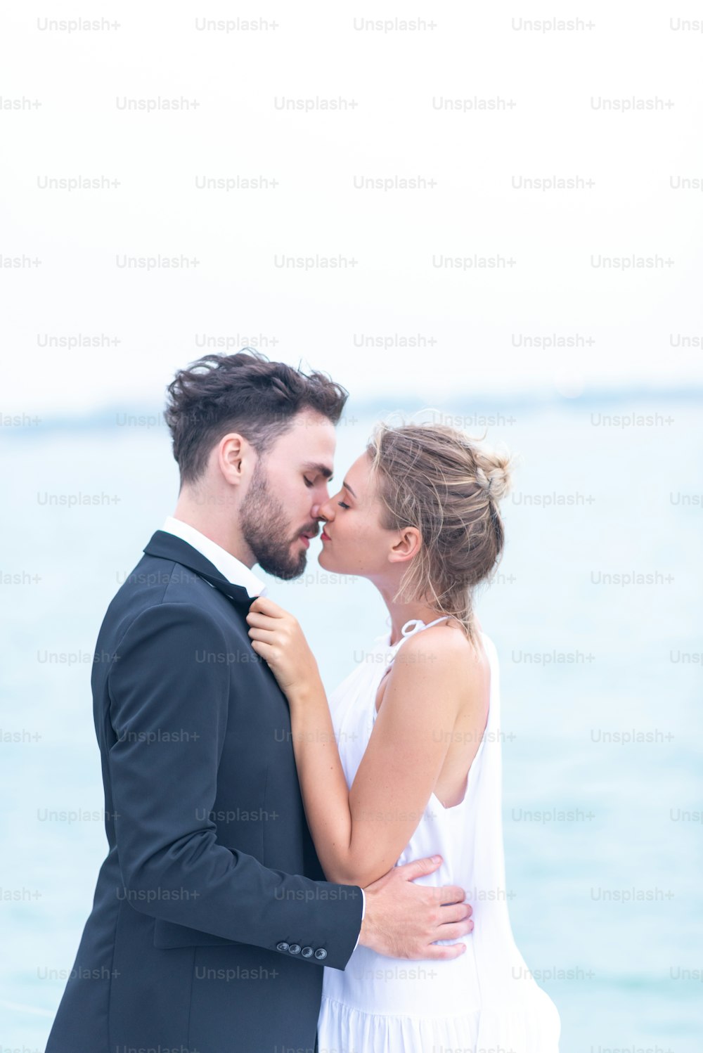 Paare feiern eine Hochzeit auf einer Yacht.