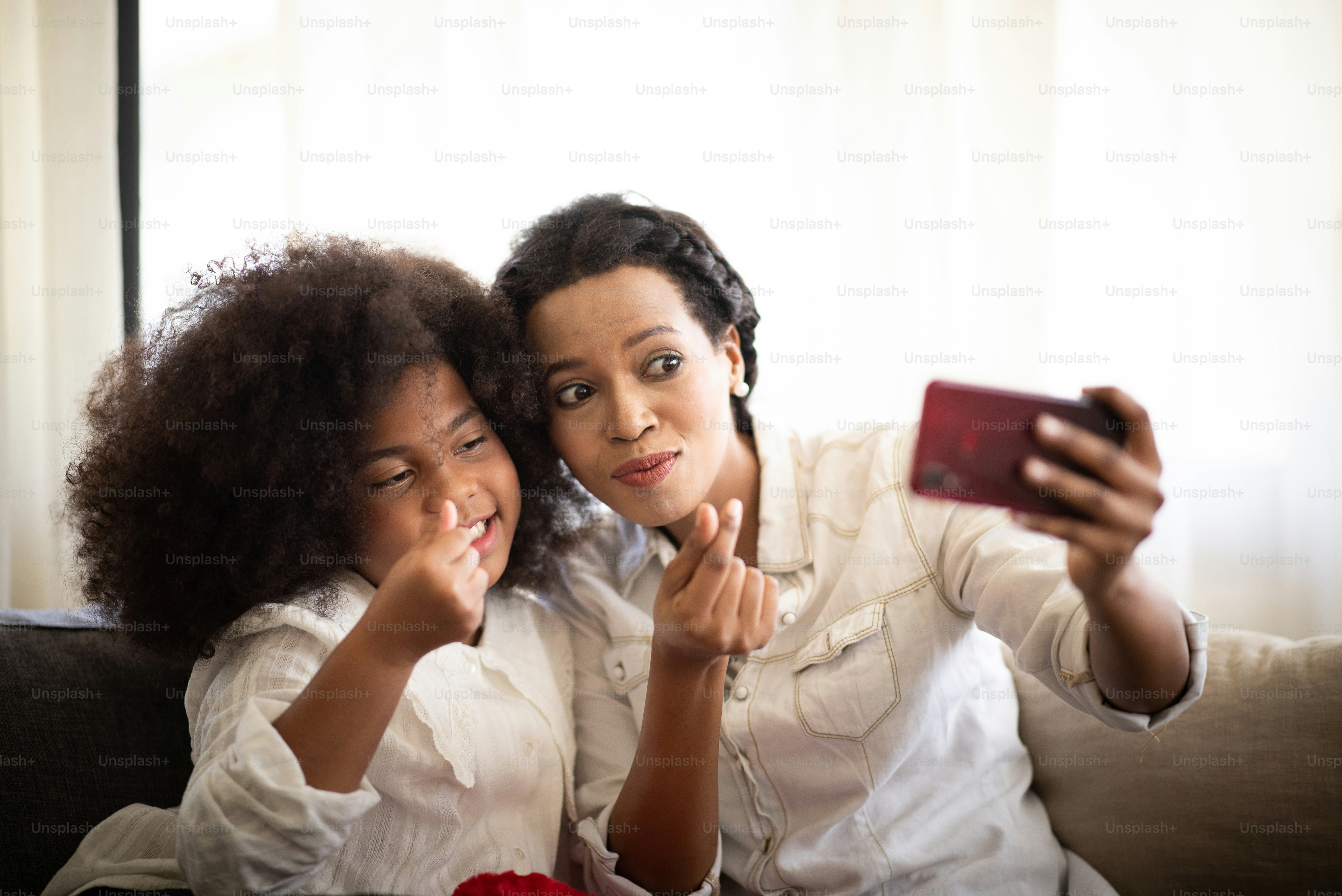 Afrikanische Mädchen lächeln glücklich mit der Familie.