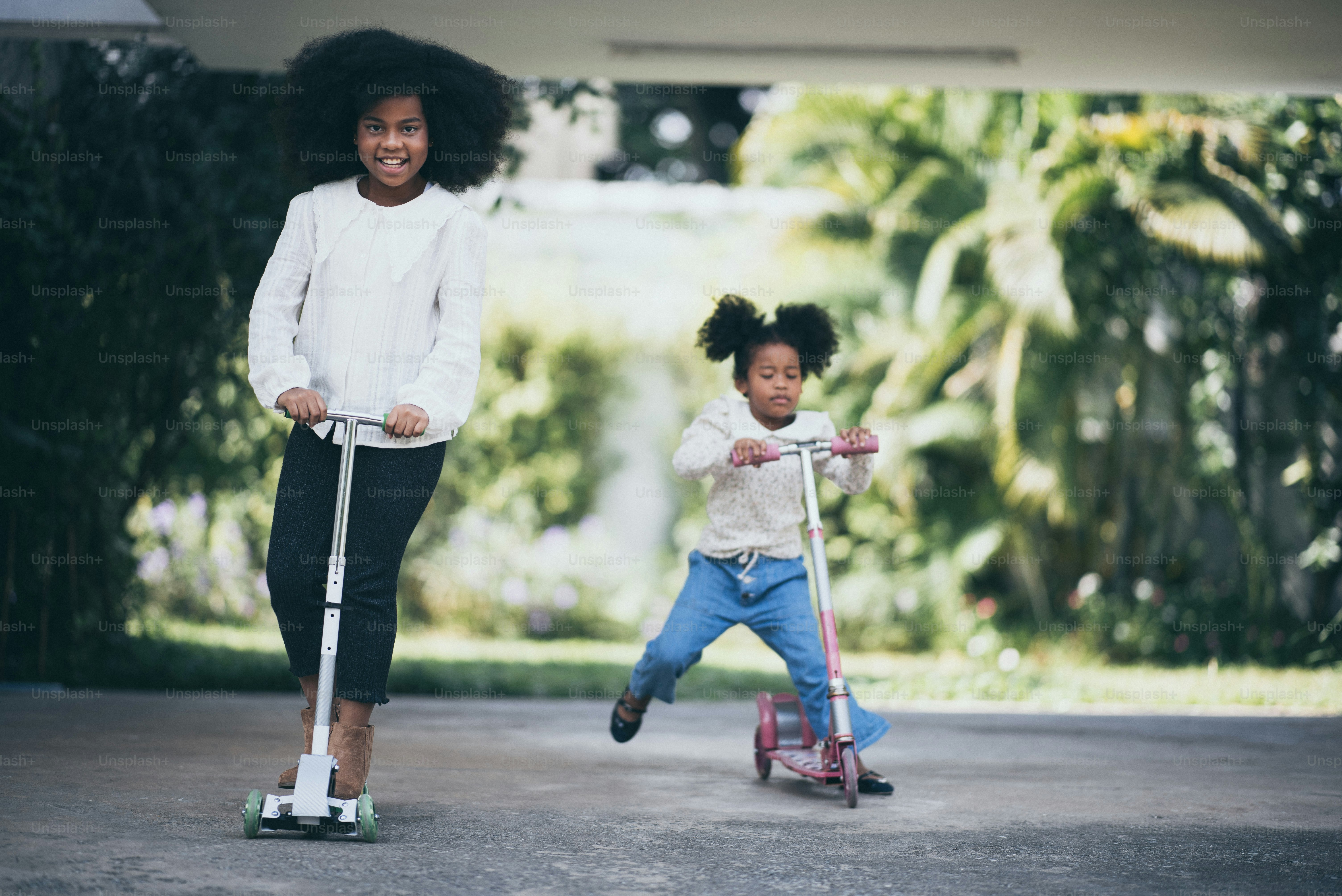 Afrikanische Mädchen lächeln glücklich mit der Familie.