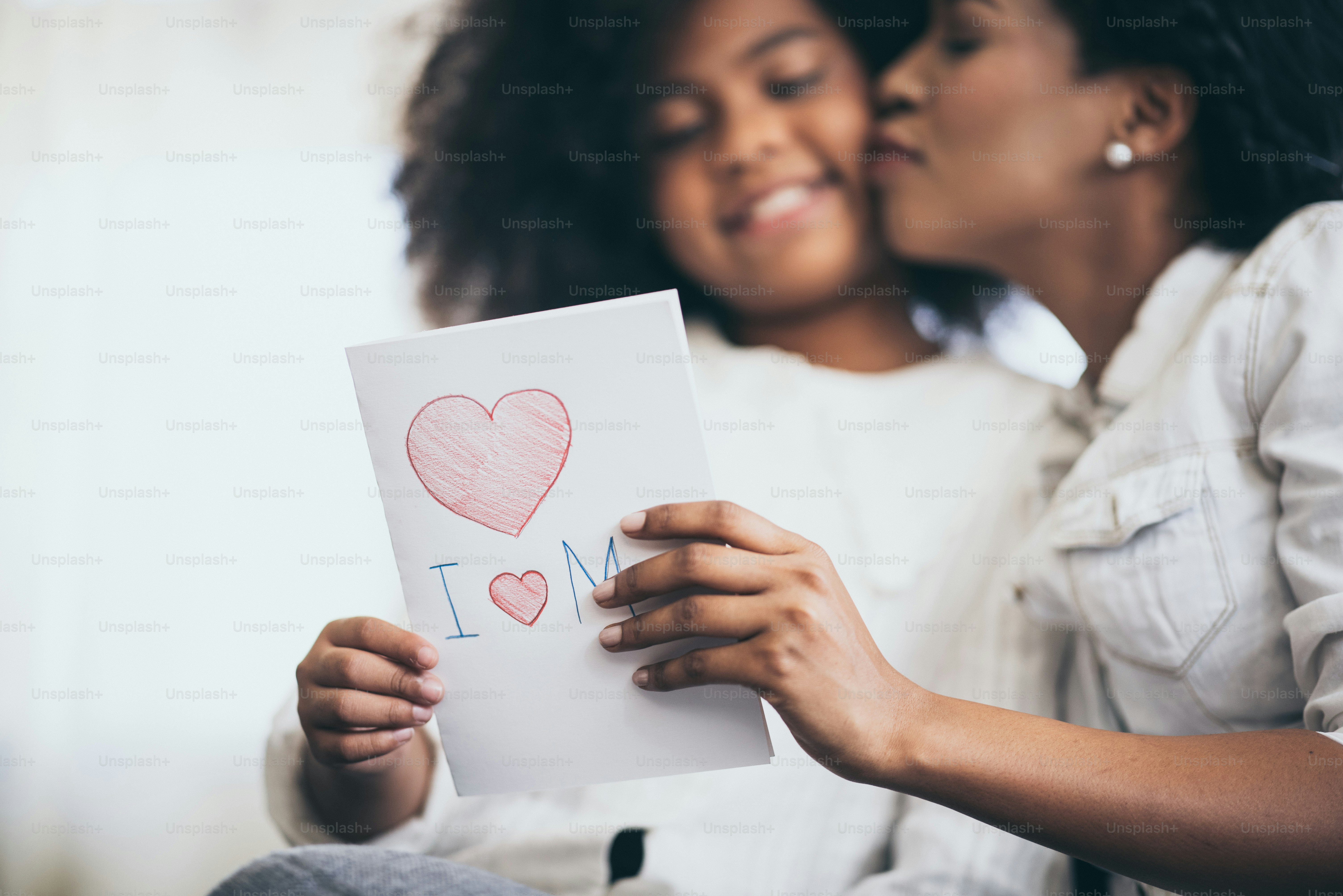 Afrikanische Mädchen lächeln glücklich mit der Familie.
