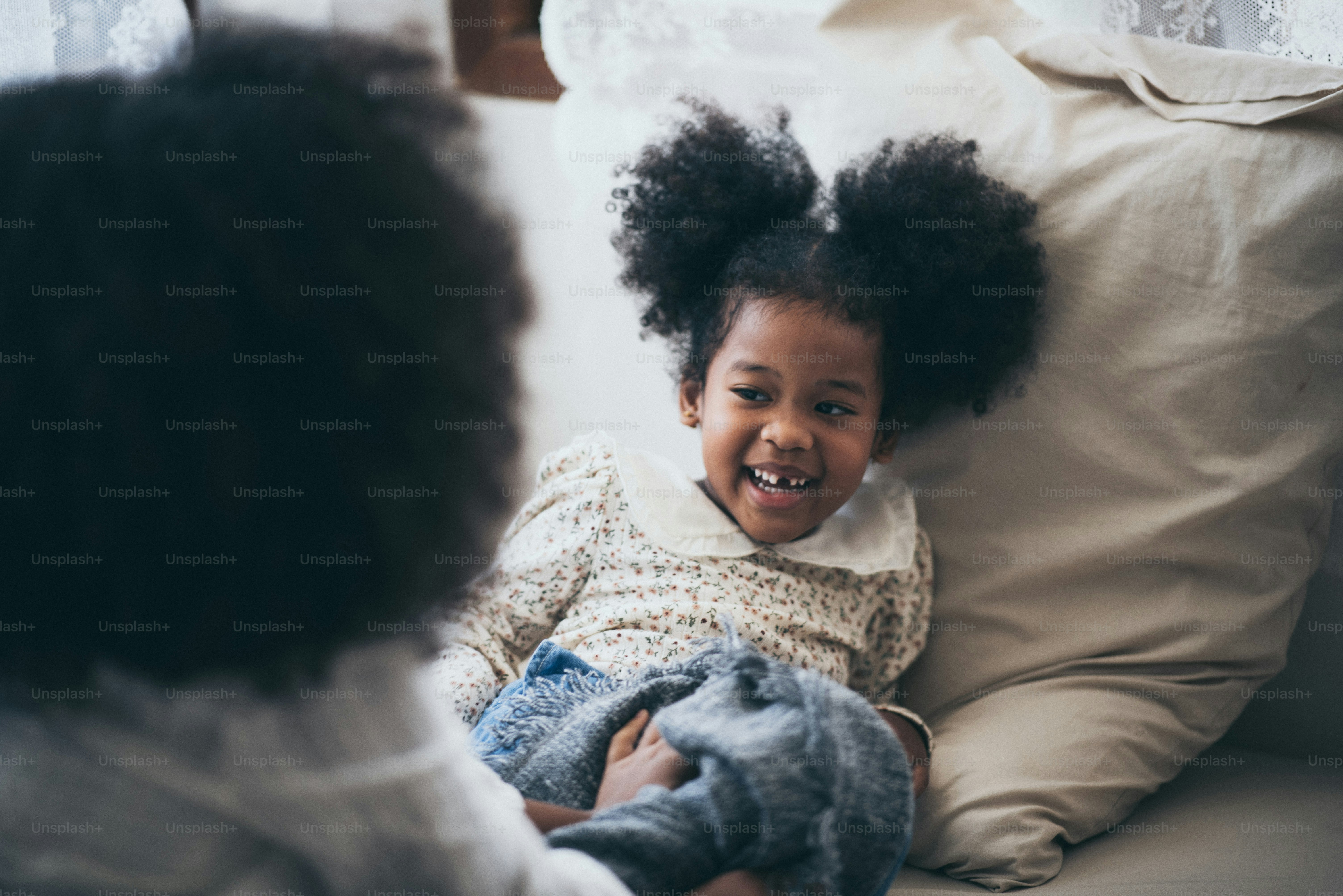 Afrikanische Mädchen lächeln glücklich mit der Familie.