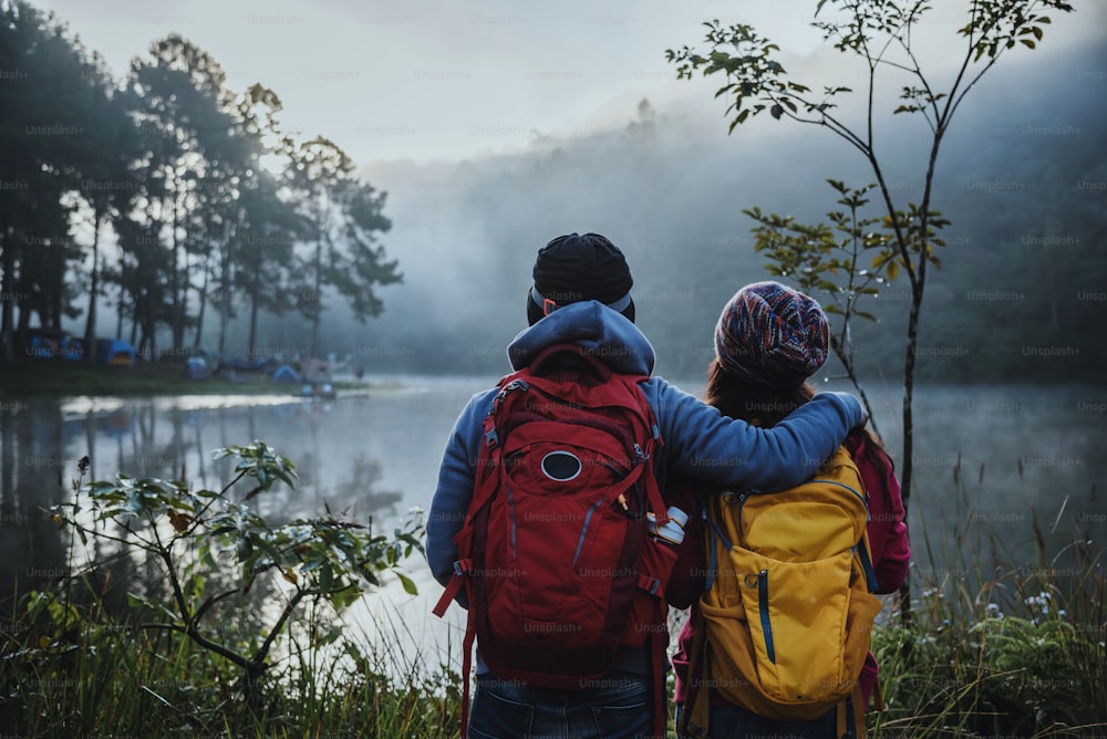 Amantes de casais viajam pela natureza beatiful no lago Pang ung e floresta de pinheiros em Mae Hong Son, na Tailândia.