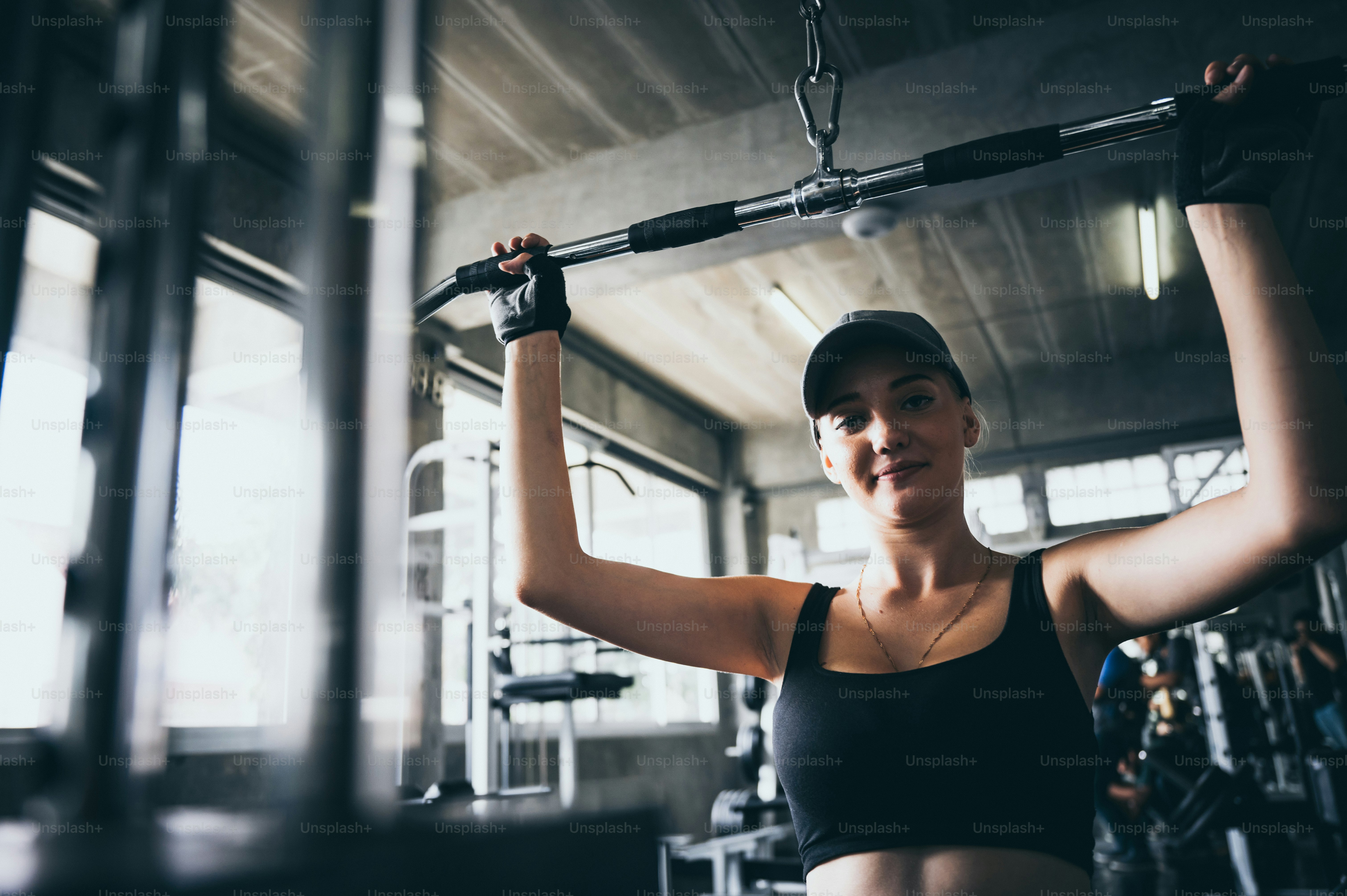 Seorang wanita seksi berolahraga di gym olahraga