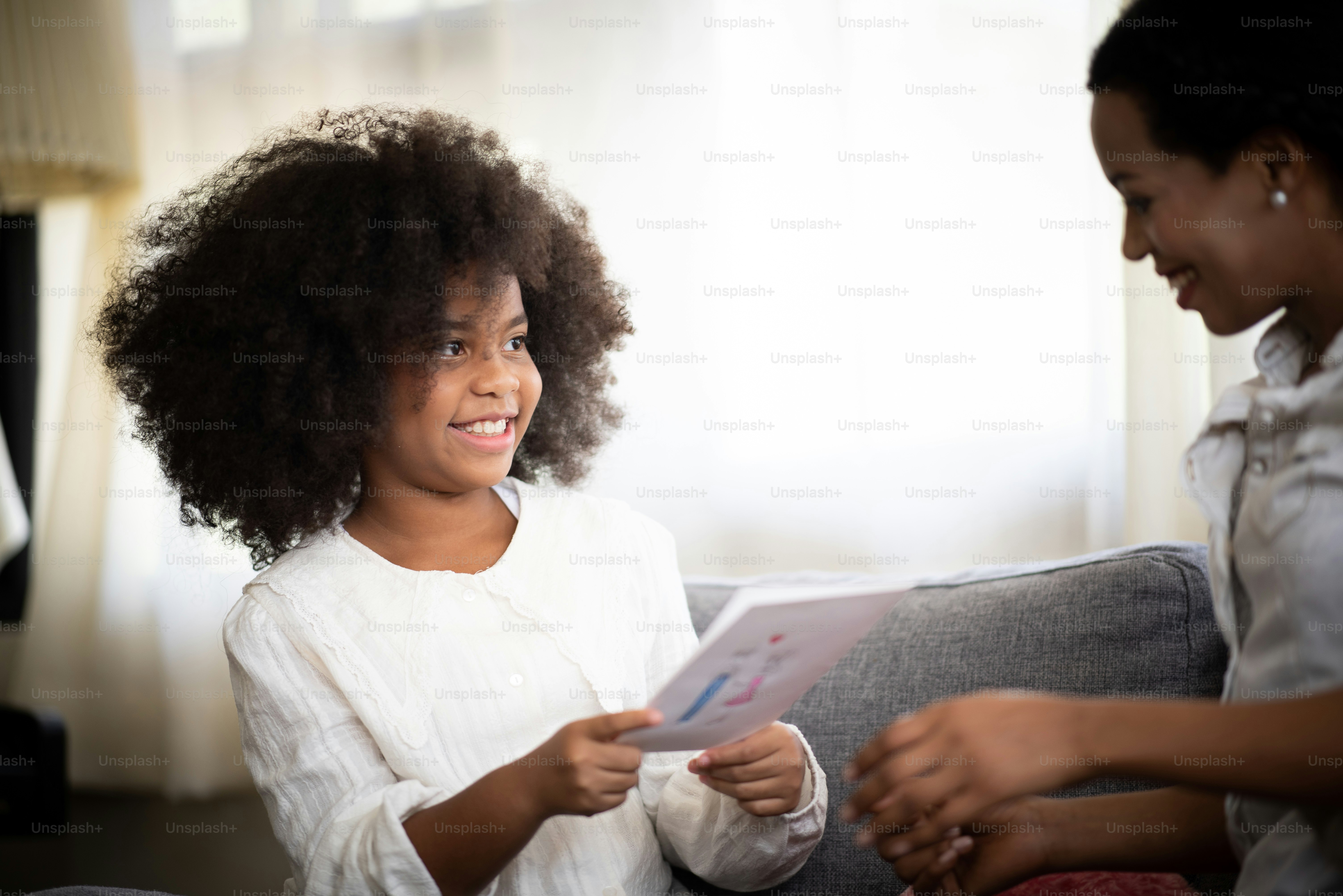Afrikanische Mädchen lächeln glücklich mit der Familie.
