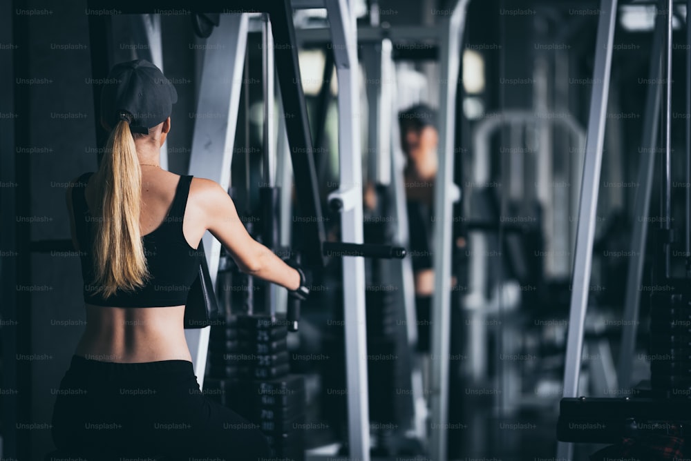 Conceito de estilo de vida fitness, Mulheres sexy se exercitando na academia esportiva
