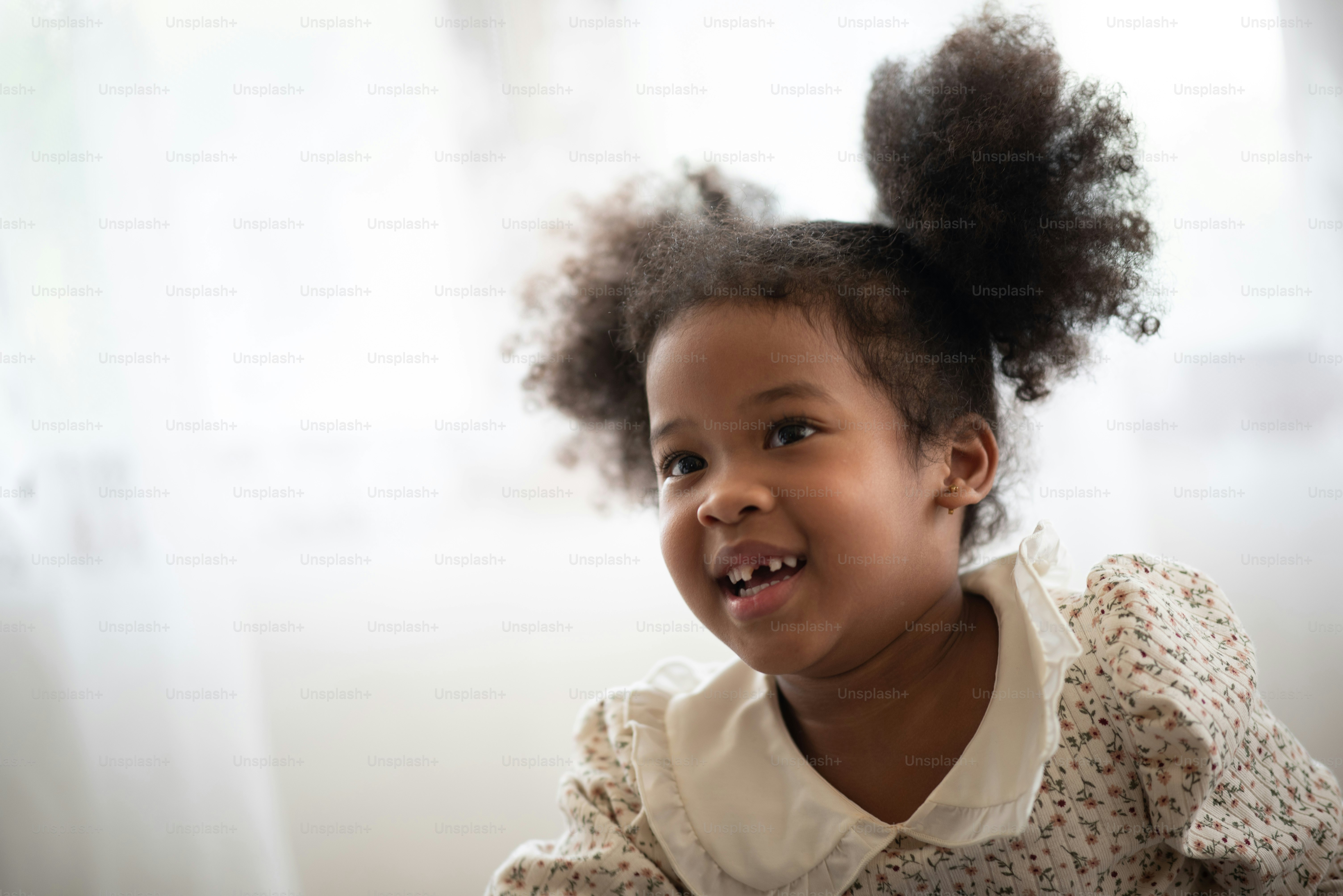 Afrikanische Mädchen lächeln glücklich mit der Familie.