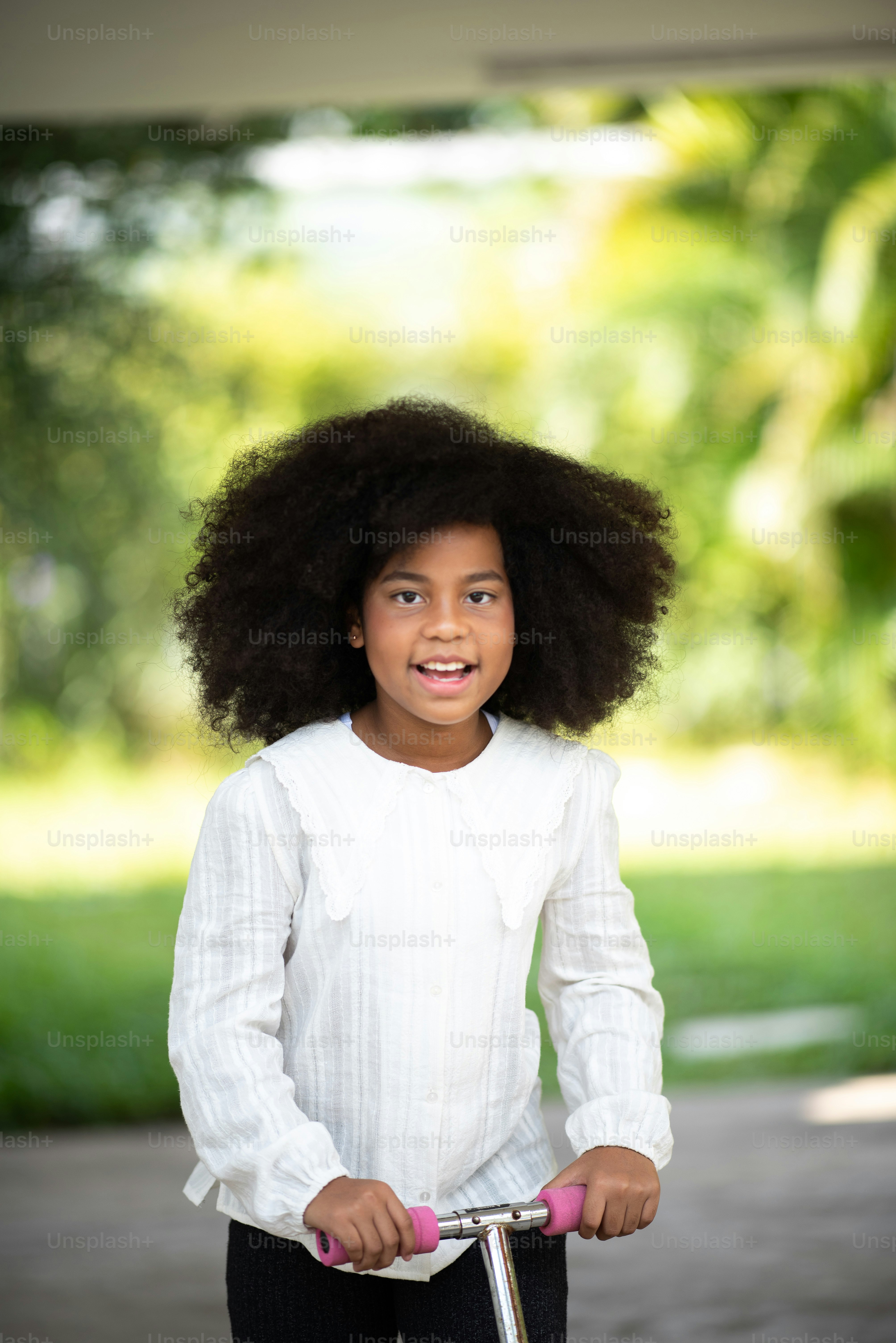 Afrikanische Mädchen lächeln glücklich mit der Familie.
