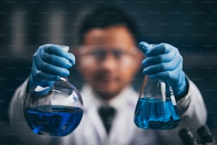 Concepto de investigación y desarrollo de laboratorio de ciencia de cristalería de laboratorio