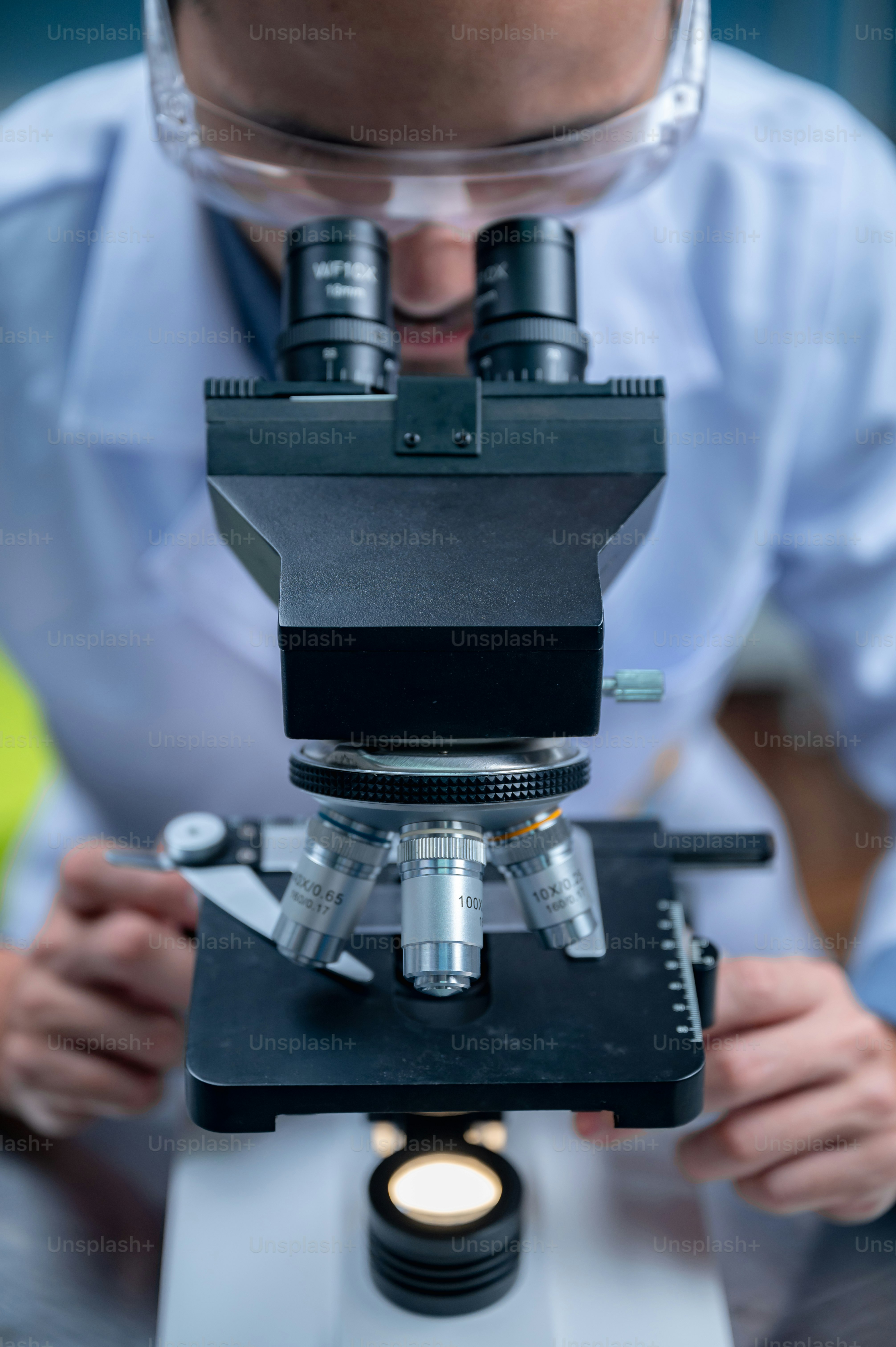 Der Arzt experimentiert im Labor, um ein Medikament gegen das Virus Covid-19 zu finden