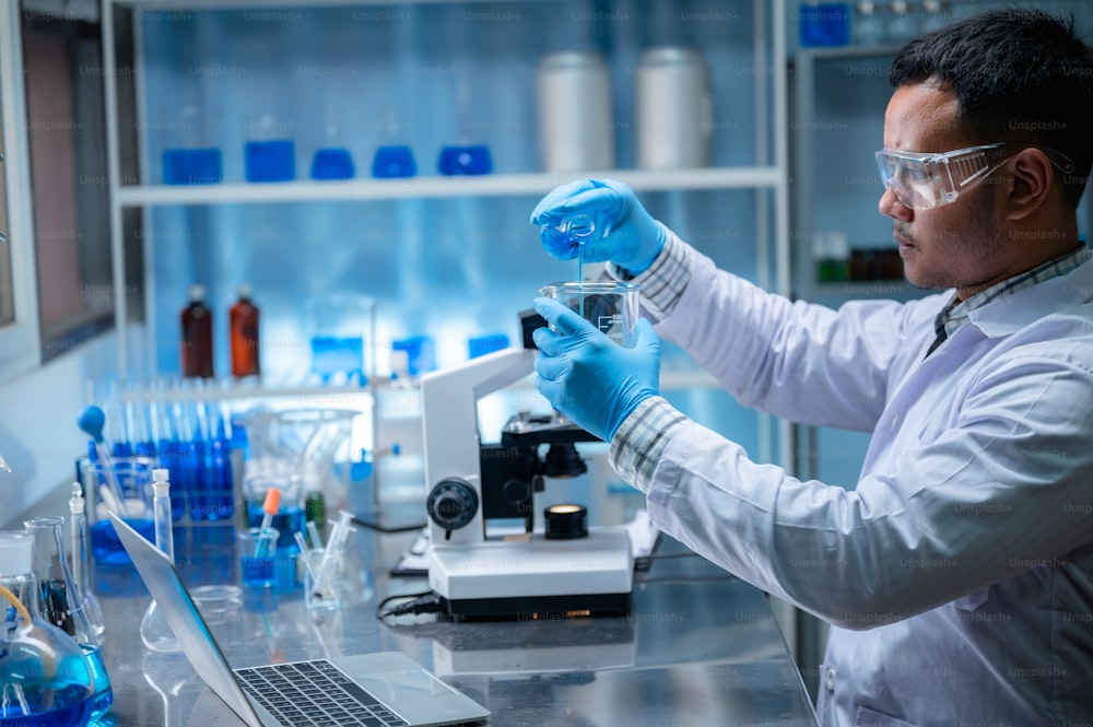 과학 및 의학, 과학자 분석 및 유리 제품에 샘플을 떨어 뜨리고, 유리 제품, DNA 구조, 혁신 및 기술에 대한 실험실에서 화학 액체를 포함하는 실험.