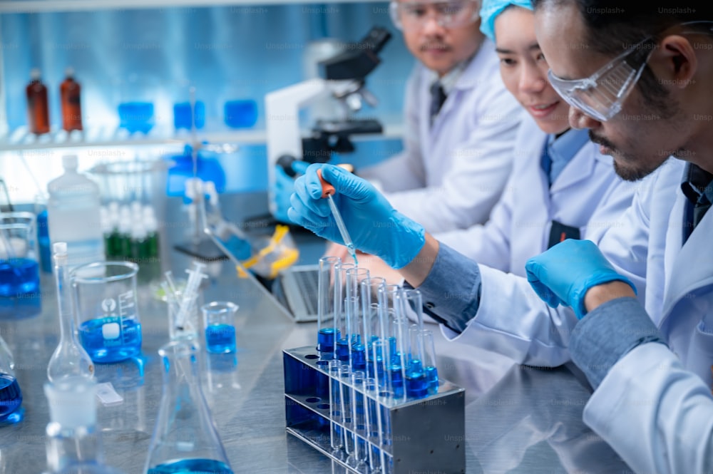 과학 및 의학, 과학자 분석 및 유리 제품에 샘플을 떨어 뜨리고, 유리 제품, DNA 구조, 혁신 및 기술에 대한 실험실에서 화학 액체를 포함하는 실험.