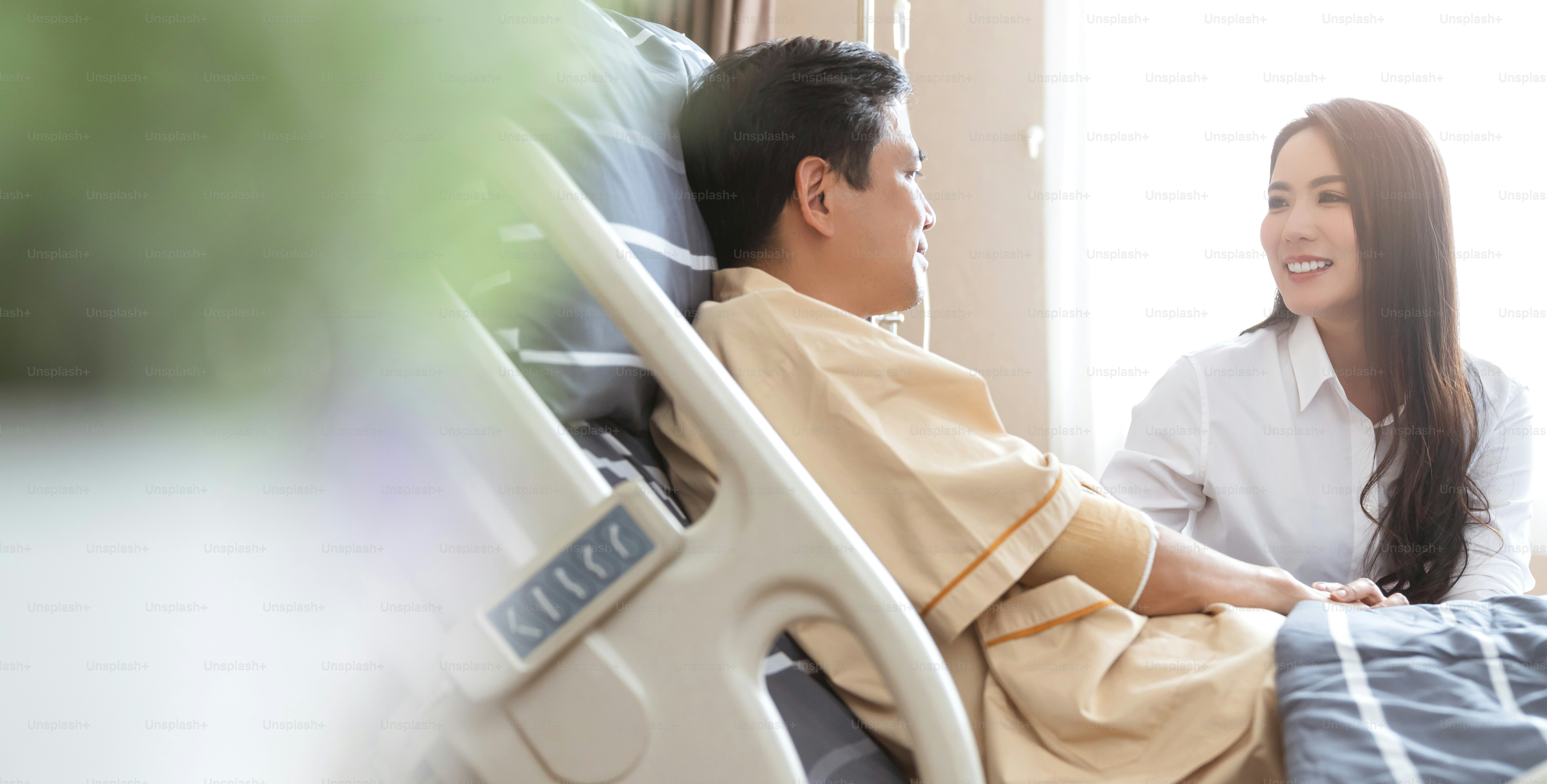 bella moglie asiatica che si prende cura e si prende cura del supporto al marito asiatico paziente sdraiato in ospedale letto reparto ospedale sfondo