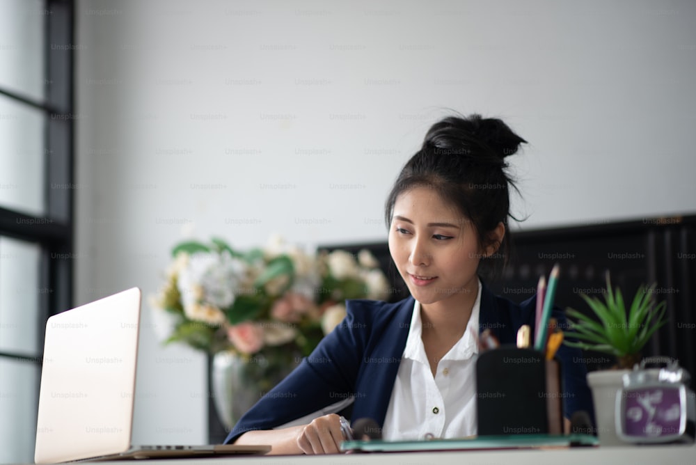 사무실에서 일하는 정장을 입은 아시아 비즈니스 여성 비즈니스 개념 및 새로운 회사 개발