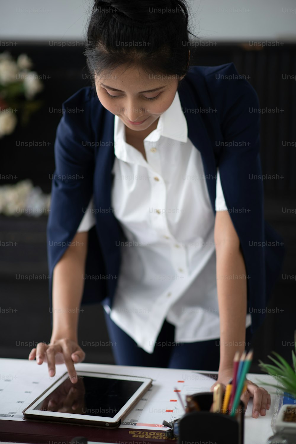 Donne d'affari asiatiche in giacca e cravatta che lavorano negli uffici Concetti di business e sviluppo di nuove aziende