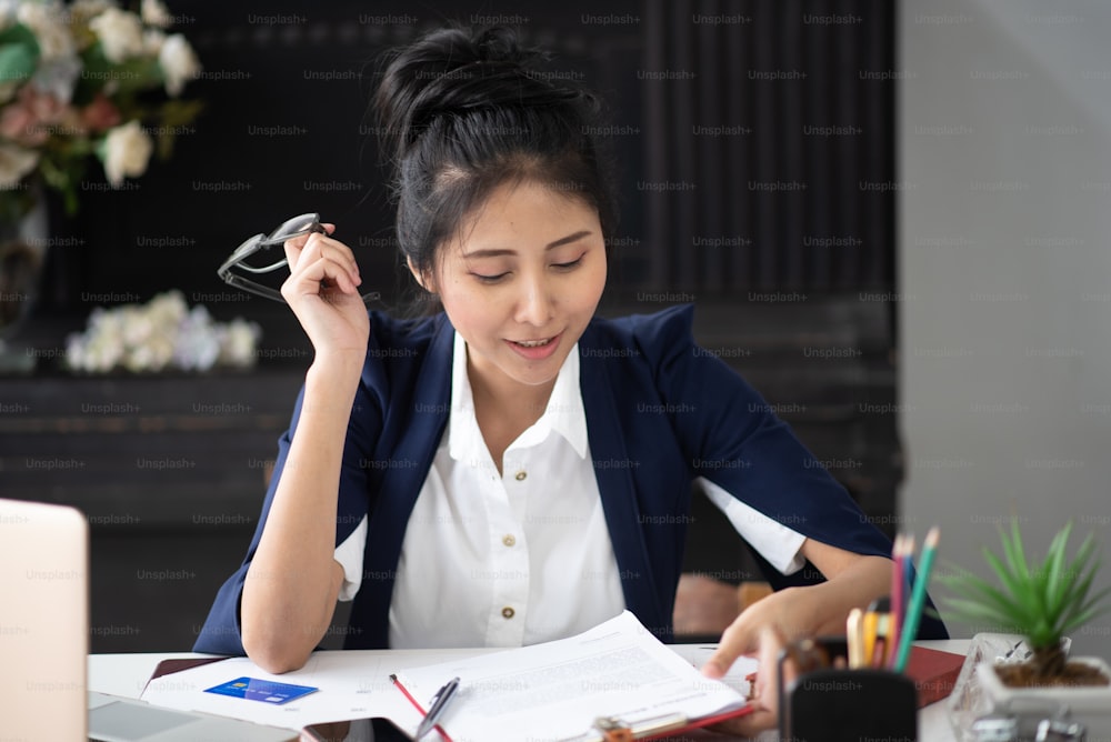 Asiatische Geschäftsfrauen in Anzügen arbeiten in Büros Geschäftskonzepte und neue Unternehmensentwicklung
