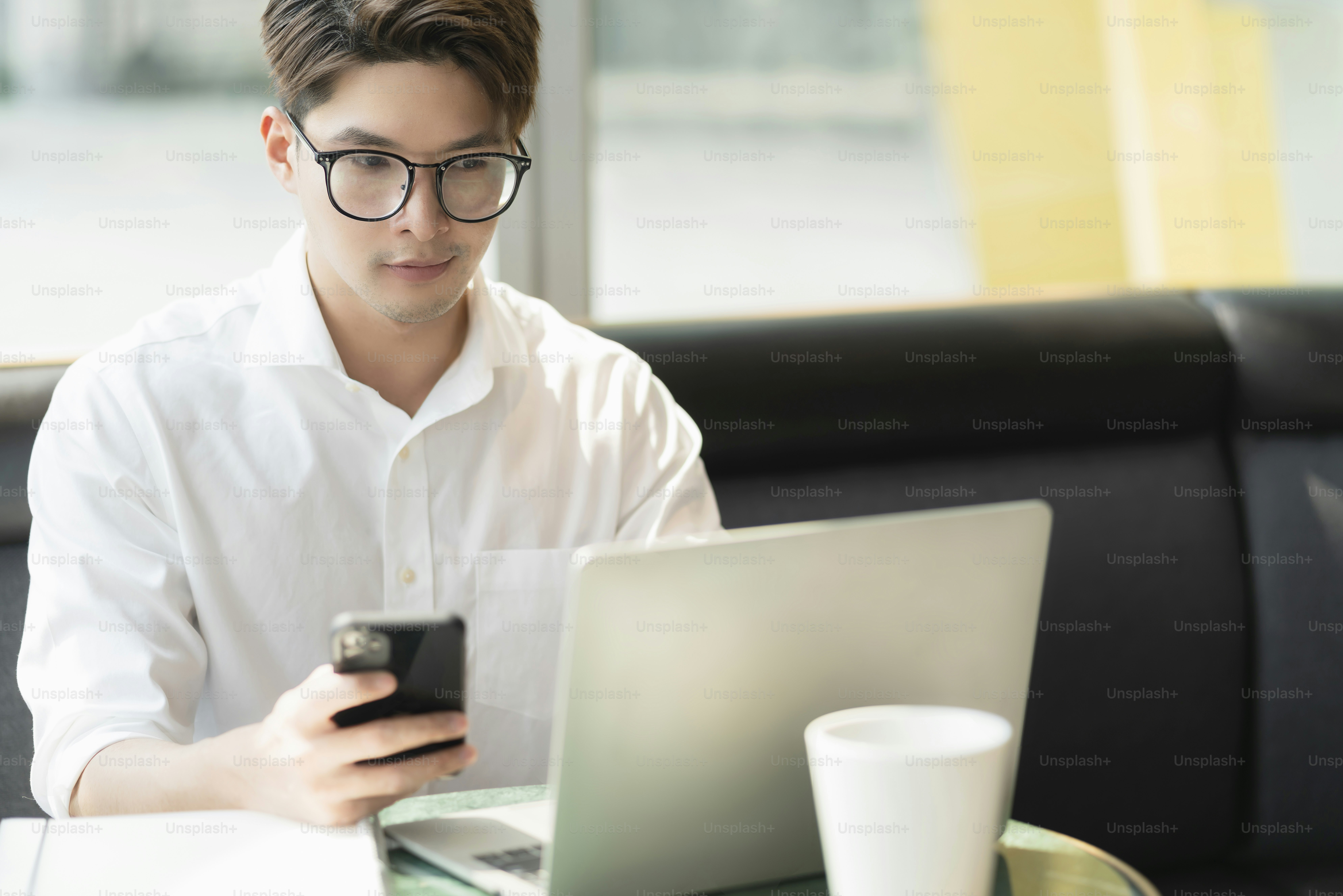 Cerdas menarik positif asia bisnis pria memakai kacamata bekerja jarak jauh gaya hidup normal baru tangan menggunakan laptop telekonferensi onlive videocall pertemuan konsep ide bisnis jarak jauh