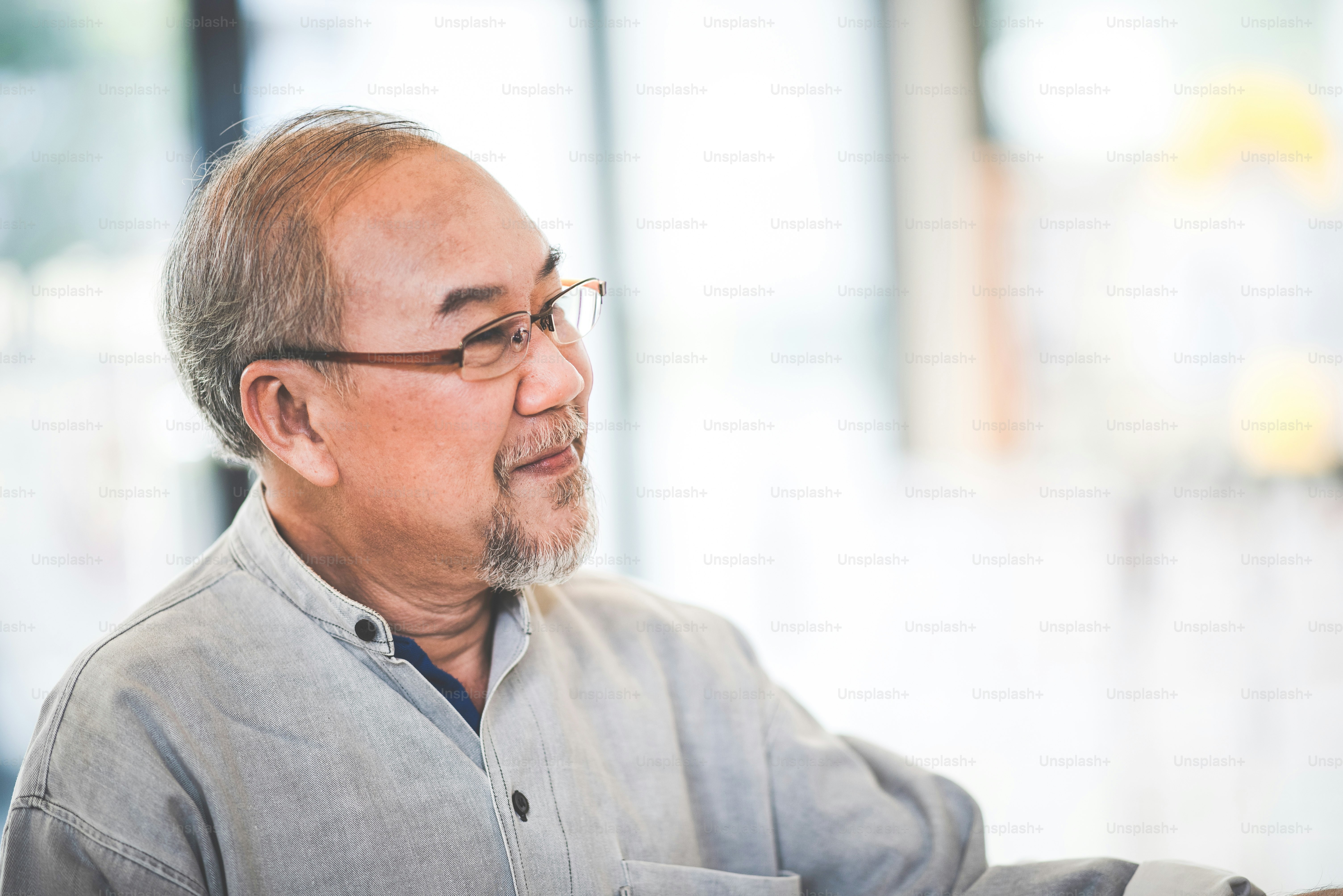 hombre, cliente, cliente, elección y compra de un neumático al por menor en la tienda de venta de automóviles, tienda, transporte, garaje, servicio comercial de ruedas de automóvil, mecánico de automóviles, mantenimiento de neumáticos de goma