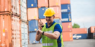 Ingenieur Vorarbeiter arbeitet im Containerterminal in Bezug auf die Industrie Logistik Fracht Versand zu Export und Import, Lagerlieferung Geschäft Frachttransport, Ladekontrolle im Hafen mit Sicherheit