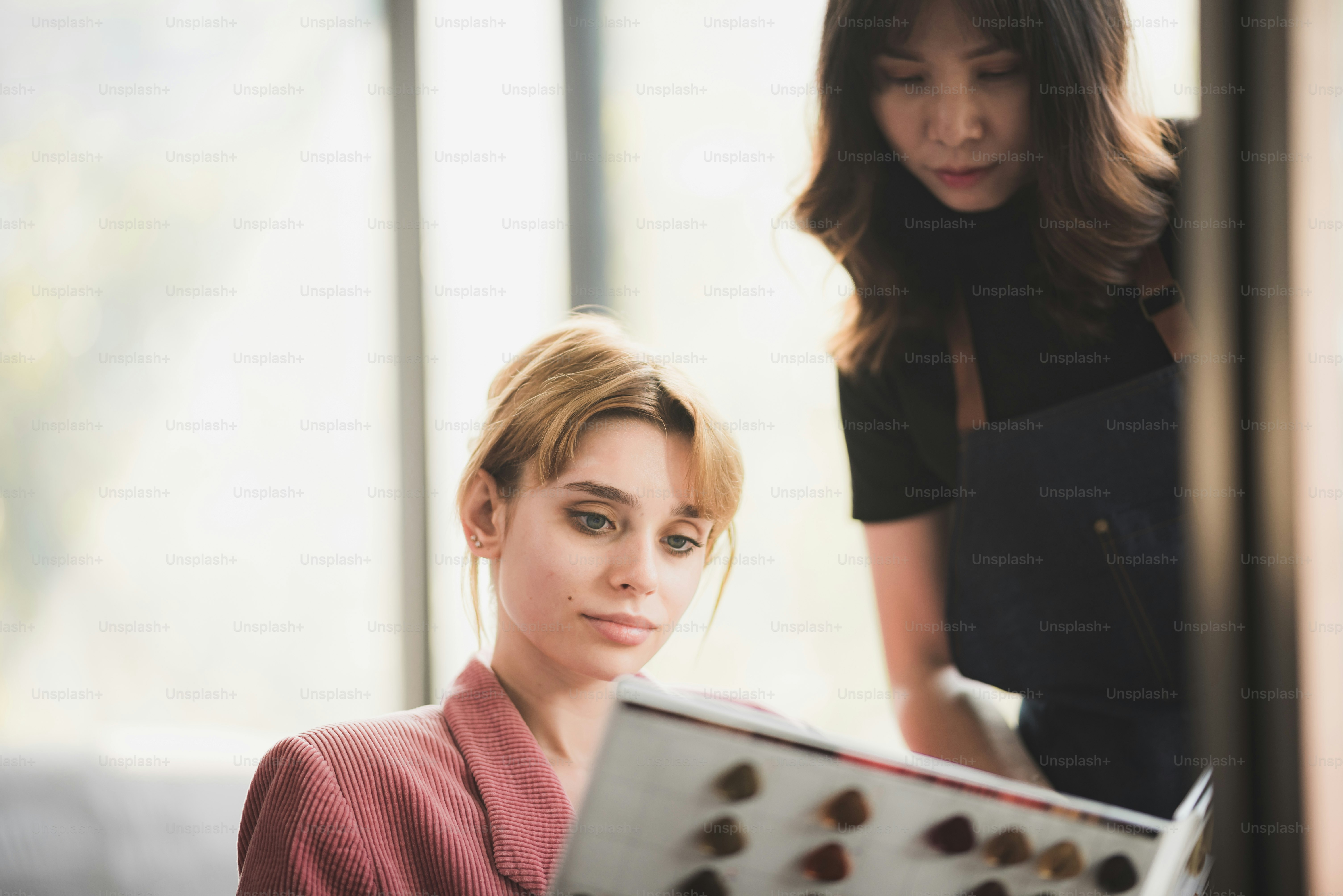 Pessoa cabeleireira profissional e conceito de salão de beleza de moda de  cabelo, cliente mulher sobre, image size:3000x2003