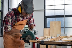 professionelle Tischler arbeiten kreativ zu Hause, kreativer Tischler Trainer Werkstatt, Handwerker Person in der Holzindustrie Bau Geschäftskonzept, Reparatur Werkzeugausrüstung
