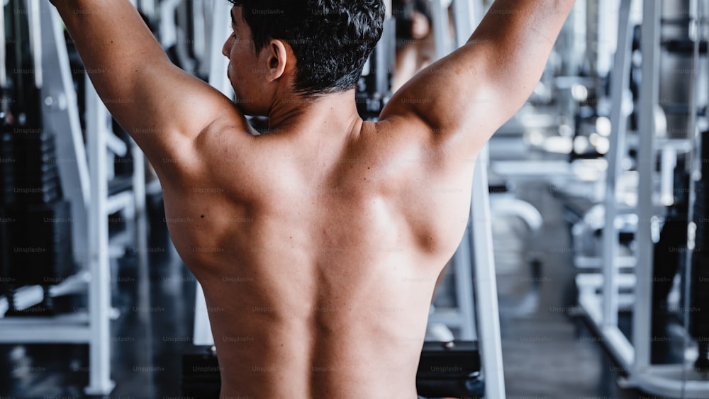 Sport Mann Person Workout Übung und Training im Fitnessstudio, fit muskulös des Athleten Körper