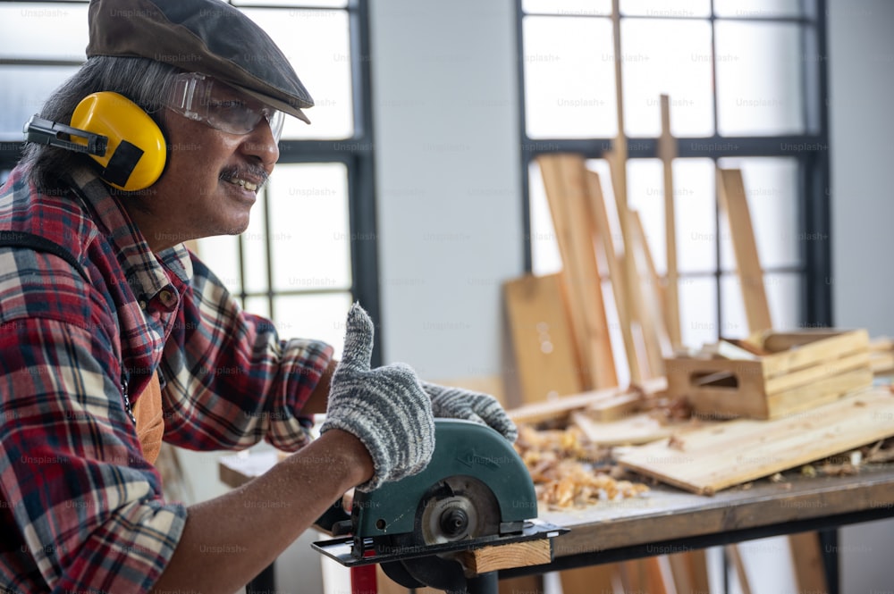 Professioneller Tischler Mann arbeitet mit Holzindustrie Werkzeugbau, Handwerker Werkstatt mit Holz und Ausrüstung Holzarbeiten