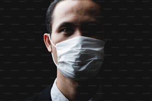 professioneller Geschäftsmann mit chirurgischer Gesichtsmaske, Krankheitsvirenschutz für Gesundheit, Grippe, Büro, Gesicht, Infektion, Quarantäne Sicherheitsprävention vor Coronavirus COVID-19